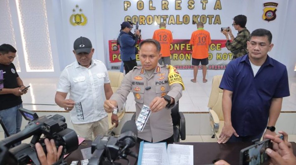 Kapolresta Gorontalo Kota, Kombes Pol. Dr. Ade Permana,S.IK, MH didampingi Kasat  Narkoba, AKP Ricky S. Parmo,S.Hi pada press conference.(F:hms-Pol)