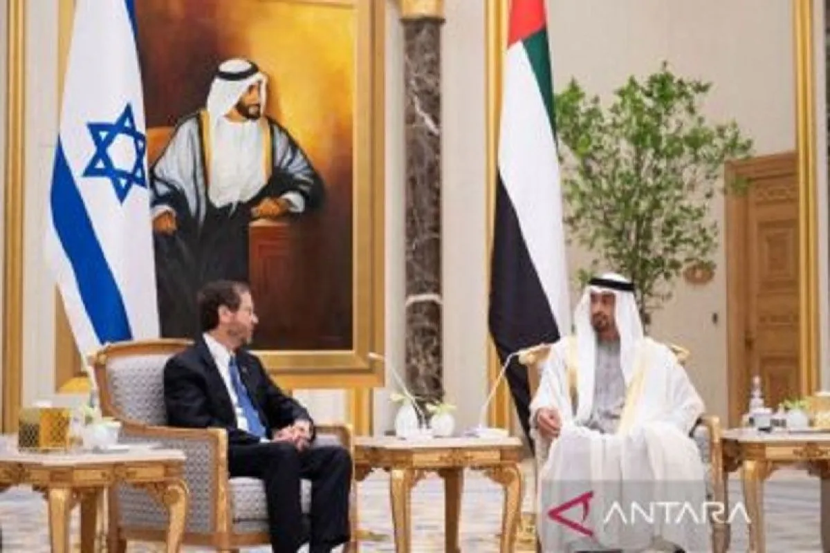 Presiden Israel Isaac Herzog bertemu dengan Putra Mahkota Abu Dhabi Sheikh Mohammed bin Zayed al-Nahyan di Abu Dhabi, Uni Emirat Arab, 30 Januari 2022. ANTARA/Mohamed Al Hammadi/WAM/HO via Reuters/as.