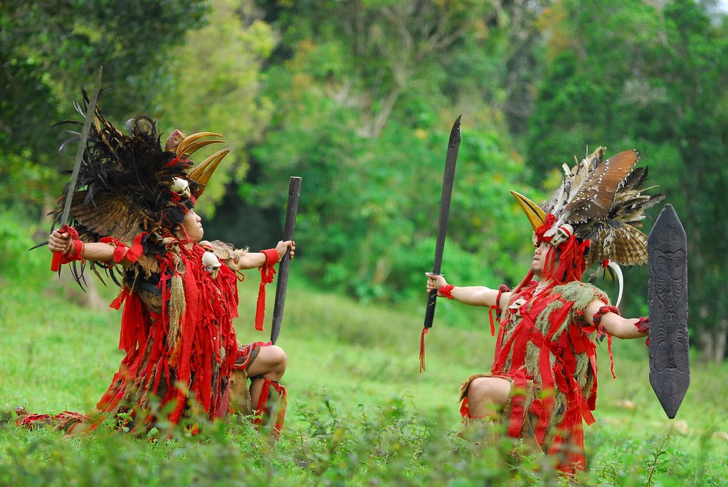 dua orang dengan kostum tarian cakalele