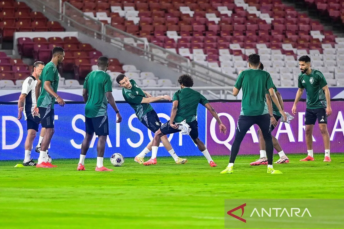 Timnas Arab Saudi menjalani sesi latihan resmi di Stadion Utama Gelora Bung Karno, Senayan, Jakarta, Senin (18/11/2024). ANTARA FOTO/Rivan Awal Lingga/foc/am.
