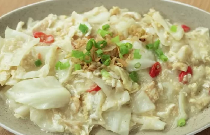 Resep Kol Tumis Telur yang Praktis (Tangkapan Layar YouTube Devina Hermawan)