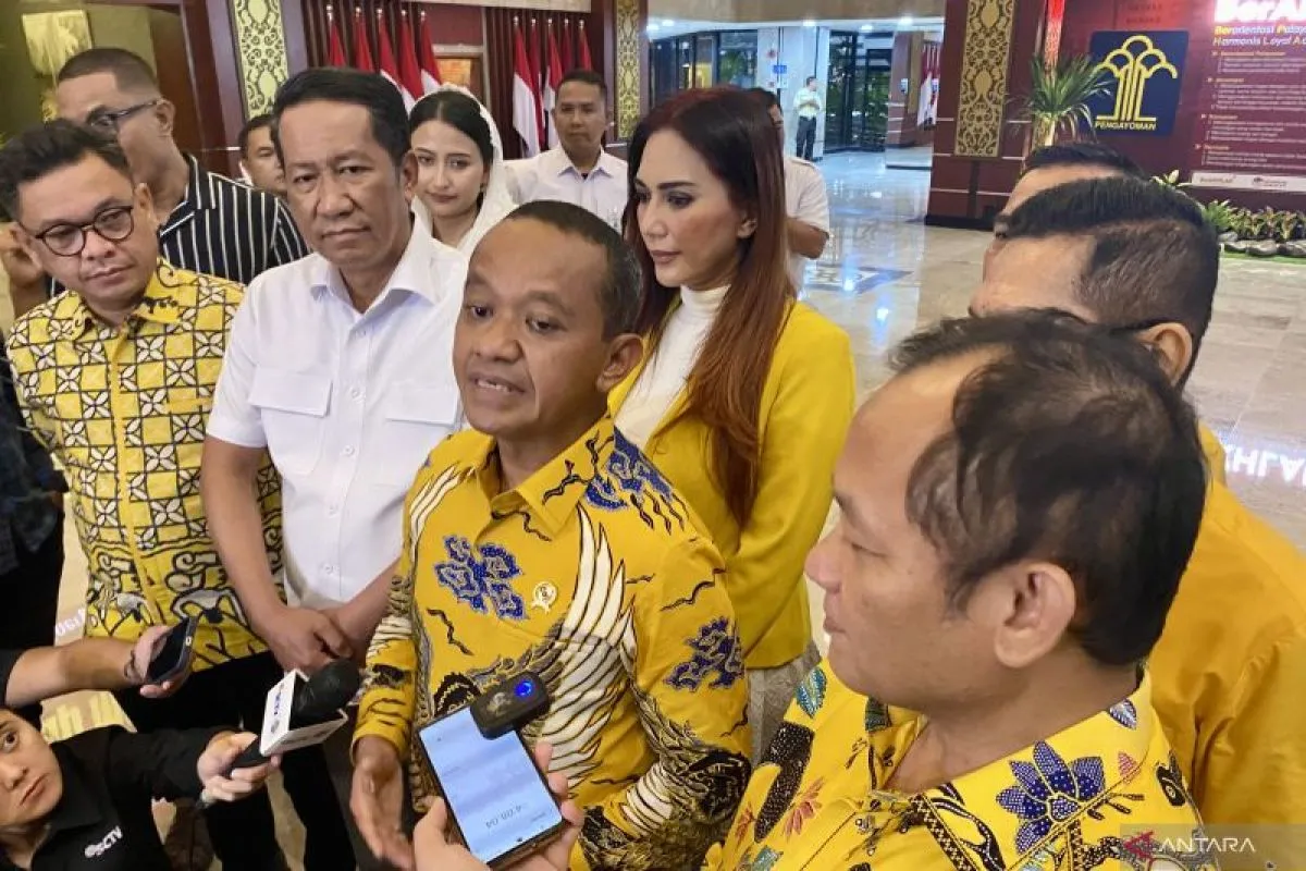 Menteri Hukum Supratman Andi Agtas (kedua kiri) dan Ketua Umum DPP Partai Golkar Bahlil Lahadalia (ketiga kiri)