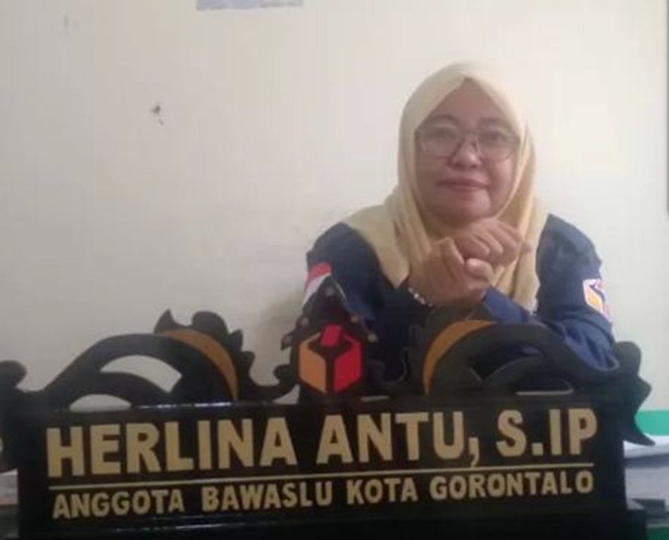 Koordinator Divisi Hukum, Pencegahan, Partisipasi Masyarakat, dan Hubungan   Masyarakat Bawaslu Kota Gorontalo, Herlina Antu. (F:humas)