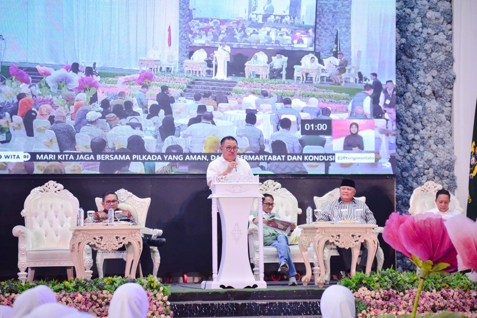 Paslon Tonny nomor 1 Tonny Uloli -Marten Taha ketika menjadi narsumber dalam dialog Ekonomi yang digelar kadin Gorontalo. (F:Tim)