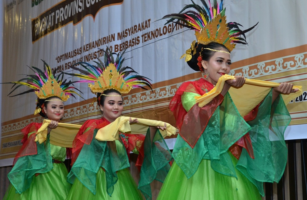 sedang melakukan tarian saronde