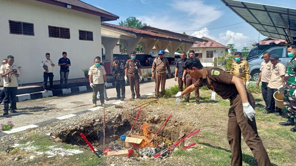 Bersama unsur Forkopimda Kabupaten Gorontalo, Kejari Kabgir  musnahkan barang bukti sebagai langkah pencegahan kejahatan. (F:Hms)