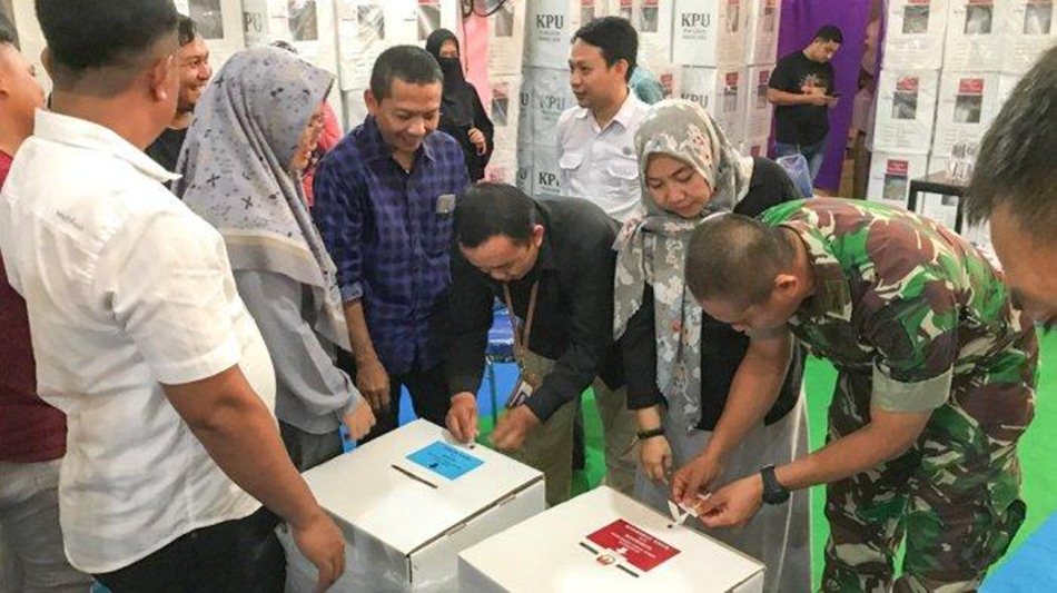 KPU Kabupaten Gorontalo dalam proses penyegelan surat suara. (F:hms)
