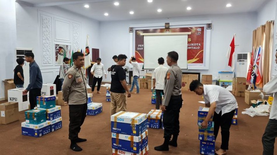 pengiriman logistik dari Gudang KPU menuju Panitia Pemilihan Kecamatan (PPK) mendapat pengawasan ketat Polresta Kota Gorontalo.(F:hms-Pol)