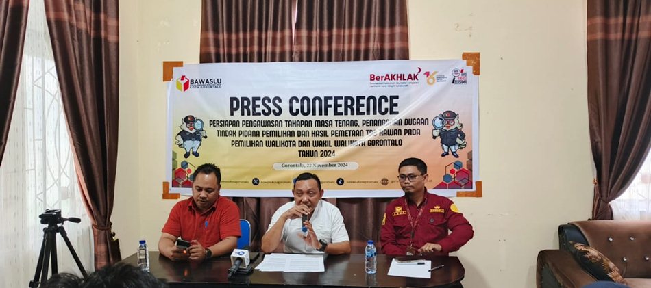 Plh Ketua Bawaslu Kota Gorontalo, Erman Katili dalam konferensi pers . (F:humas)
