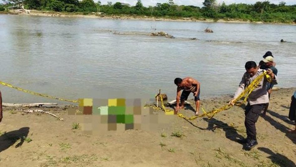 Penemuan Jasad Terapung di Bone Bolango Polisi lakukan olah TKP (F: Polsek Botupingge)