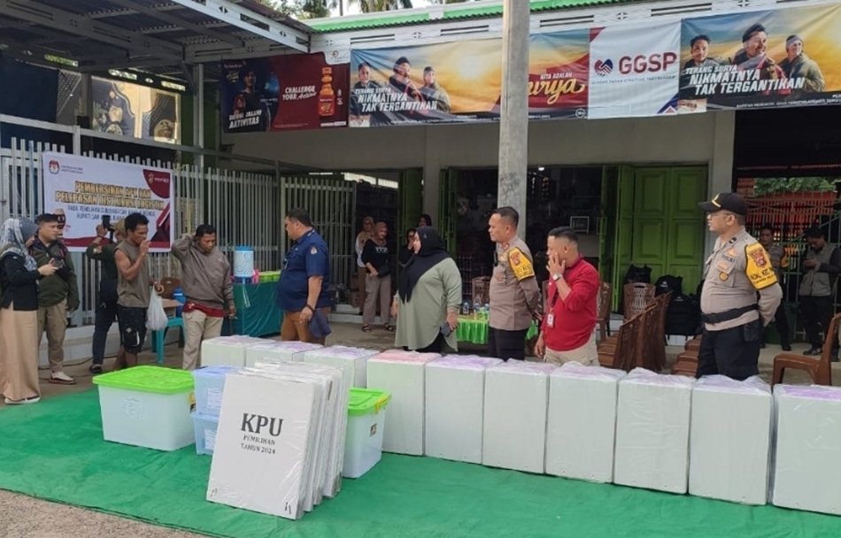 Kapolres Bone Bolango, AKBP Muhammad Alli, saat menyaksikan distribusi logistik Pilkada (F:hms-Pol)