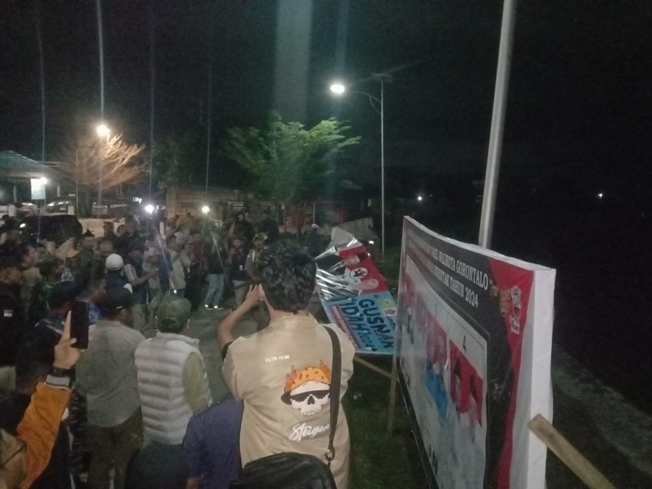 suasana penertiban baliho dan spanduk di taman bermain di Kelurahan Molosipat W Kota Gorontalo (F:ist)