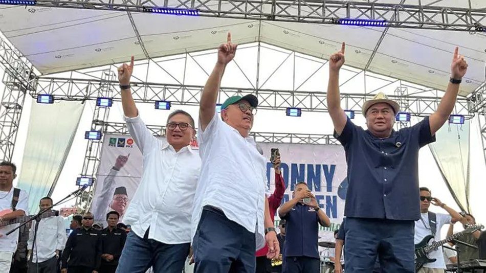 Paslon Tonny -Marten didampngi Rachmat Gobel saat kampanye Monologis.(F:Tim)