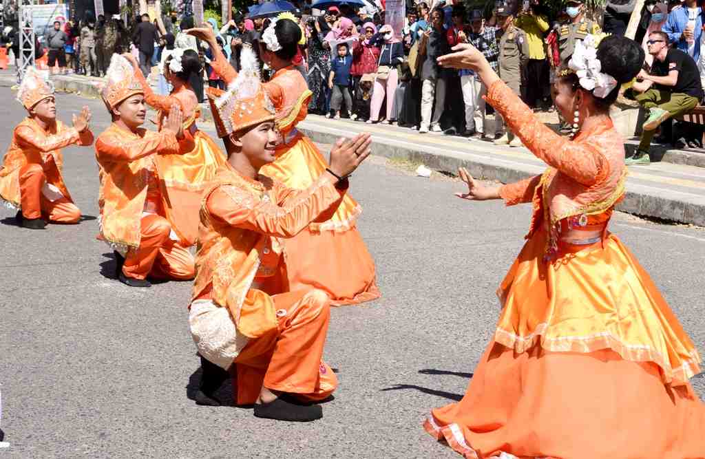 sedang melakukan tari dana-dana