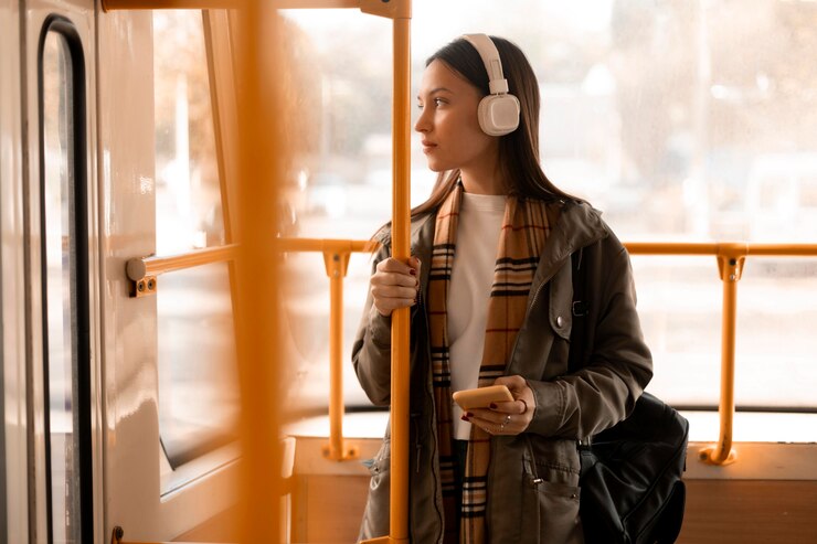 Ilustrasi, Orang yang suka memakai headphone, meskipun tidak mendengarkan musik