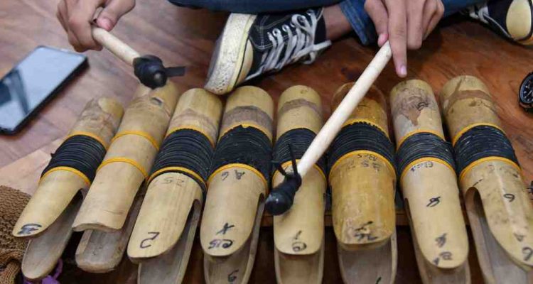 seseorang sedang memainkan polopalo