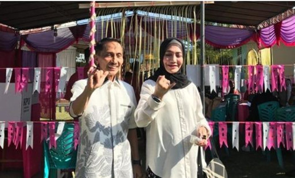 calon gubernur nomor urut 2 Nelson Pomalingo usai mencobloc di TPS  02, Desa Tinelo, Kecamatan Telaga Biru. (F:ist)