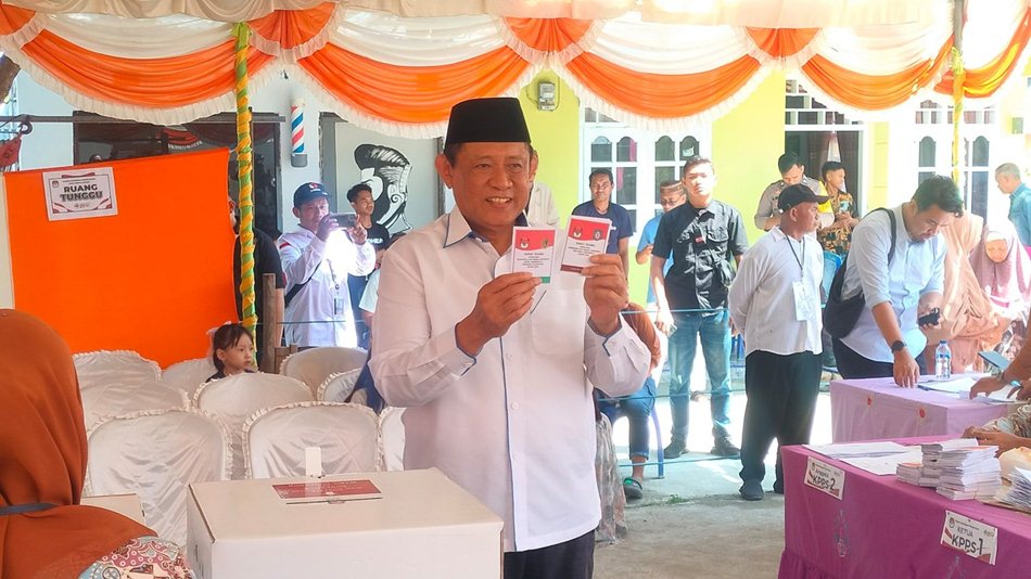 Calon gubernur Gusnar Ismail bersama keluarga saat memberikan Suara di TPS 004 Kelurahan Dulomo (F:ist).