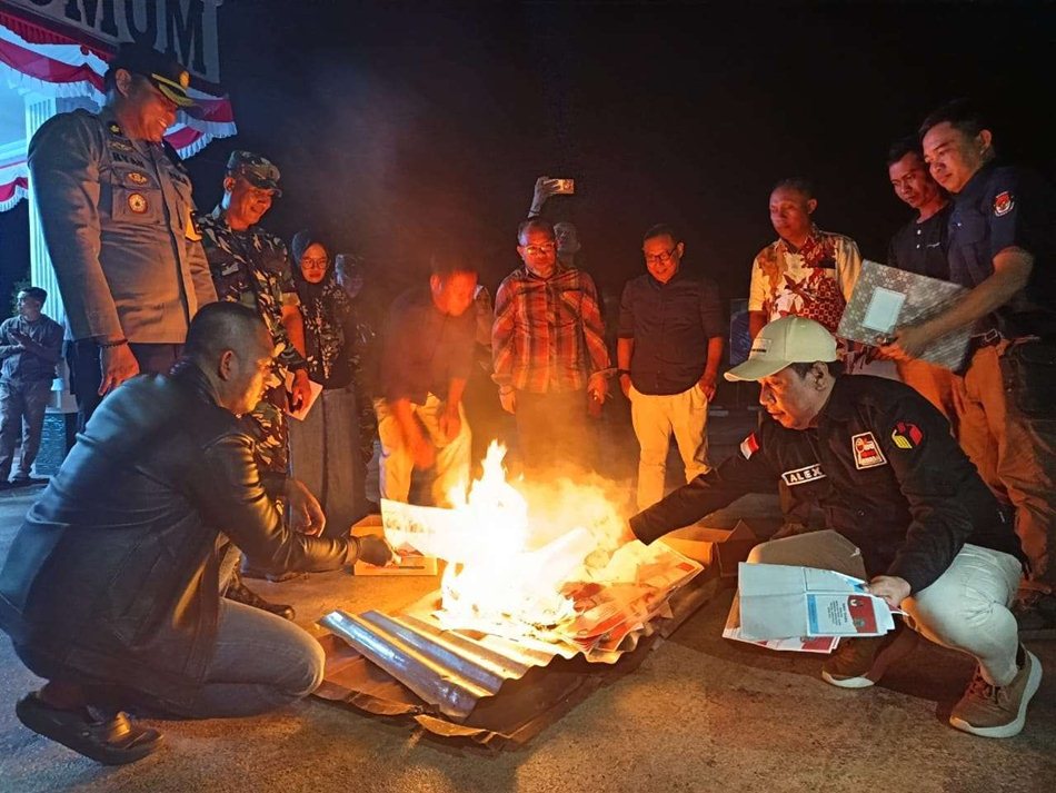 Pemusnahan 1.383 surat suara rusak oleh KPU Kabupaten Gorontalo (F:humas)