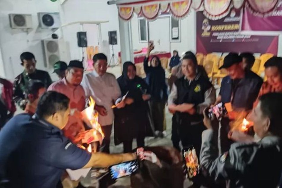 Suasana saat pemusnahan suarat suara di KPU Bone Bolango. (F:humas)