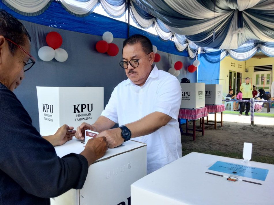 Antusiasme Tony Uloli saat menggunakan hak pilihnya di Hari Pemilihan (F:Tim)