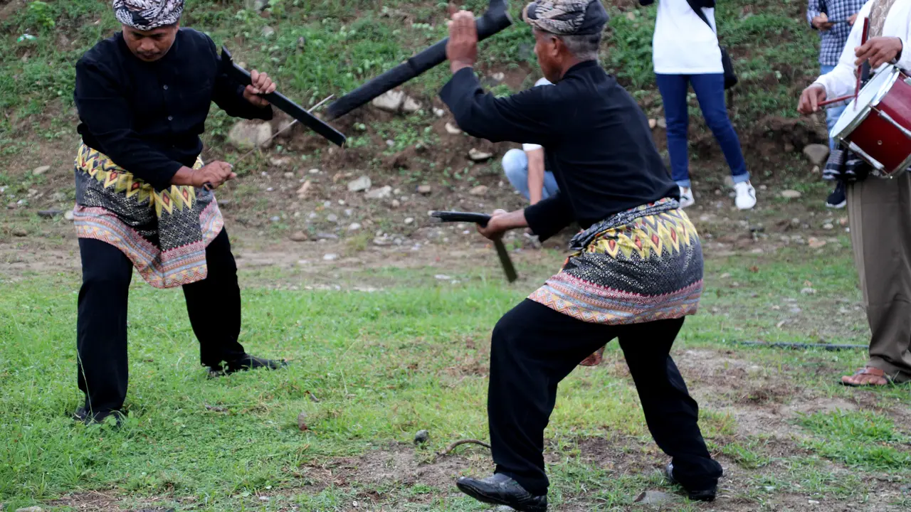 sedang melakukan tarian longgo