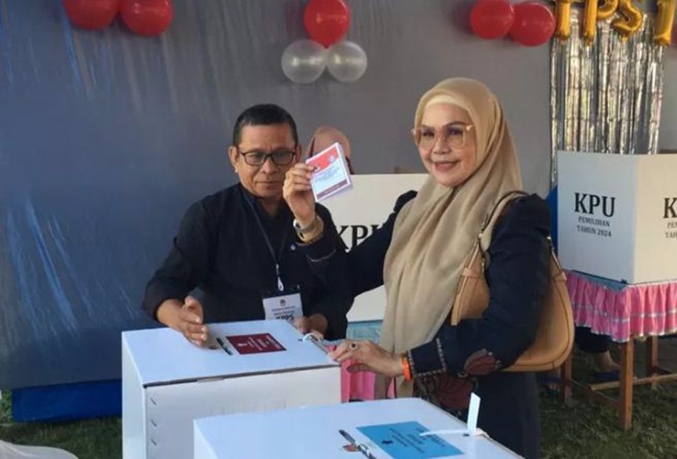 Bupati Merlan S. Uloli Gunakan Hak Pilihnya di TPS Tumbihe (F:iST)