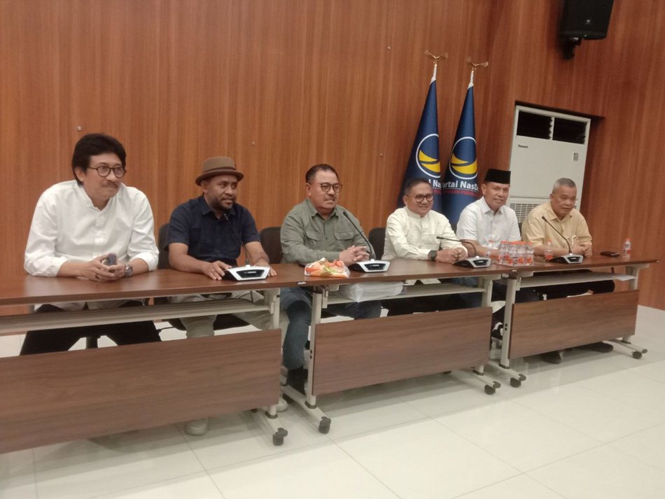 konferensi pers Paslon Tonny Uloli-Marten Taha tanggai hasil hiitung cepat (F:Gp-Jp)