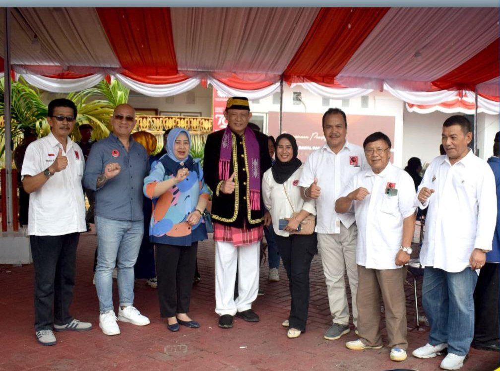 Projo Gorontalo saat foto bersama dengan calon Gubernur Gusnar Ismail (F:dok Projo)