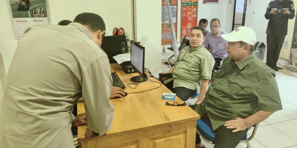 Adhan Dambea (topi putih) bersama kuasa hukum, saat mendatangi Polres Gorontalo Kota.(F:ist)