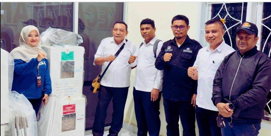 Anggota Bawaslu Kota Gorontalo Erman Katili bersama jajaran pengawas ad hoc se-Kota Gorontalo pada saat melakukan pengawasan pergeseran logistik.(F:humas)