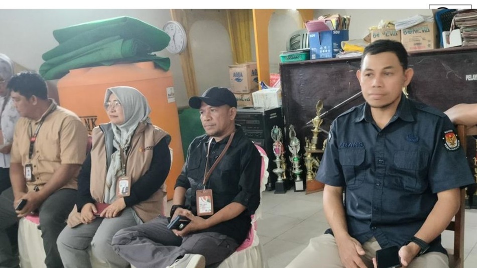 Herlina Antu saat melakukan monitoring pengawasan Rekap Hasil penghitungan perolehan suara tingkat kecamatan bersama  Anggota Bawaslu Provinsi Gorontalo Moh. Fadzry Arsyad bertempat di Kecamatan Kota