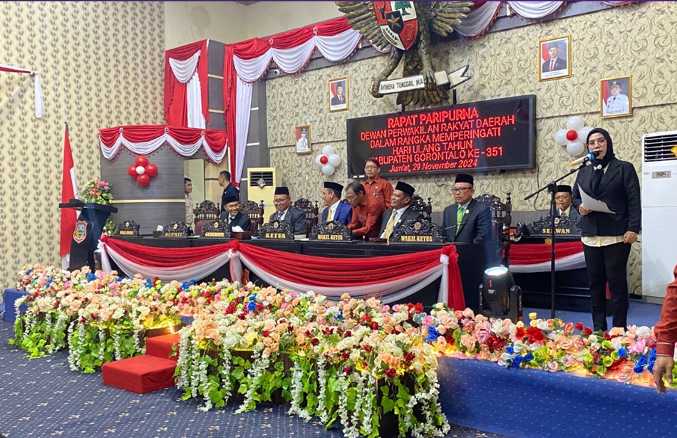 Plt. Asisten bidang Administrasi Umum Setda Provinsi Gorontalo, Yosef P. Koton terlihat menghadiri Rapat Paripurna Istimewa DPRD dalam rangka Hari Ulang Tahun (HUT) ke-351 Kabupaten Gorontalo. (F:Komd
