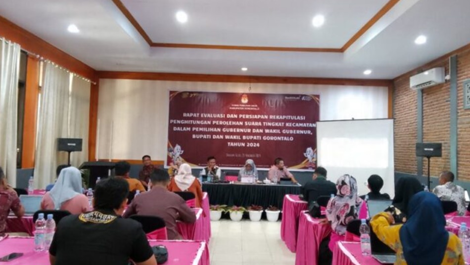 KPU Kabupaten Gorontalo menggelar rapat evaluasi dan persiapan rekapitulasi Pilkada 2024 tingkat kecamatan (F:humas)