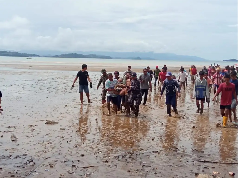 Suasana Tim SAR dan warga melakukan Proses evakuasi korban pertama, Sagaf Abay.(F:istimewa)