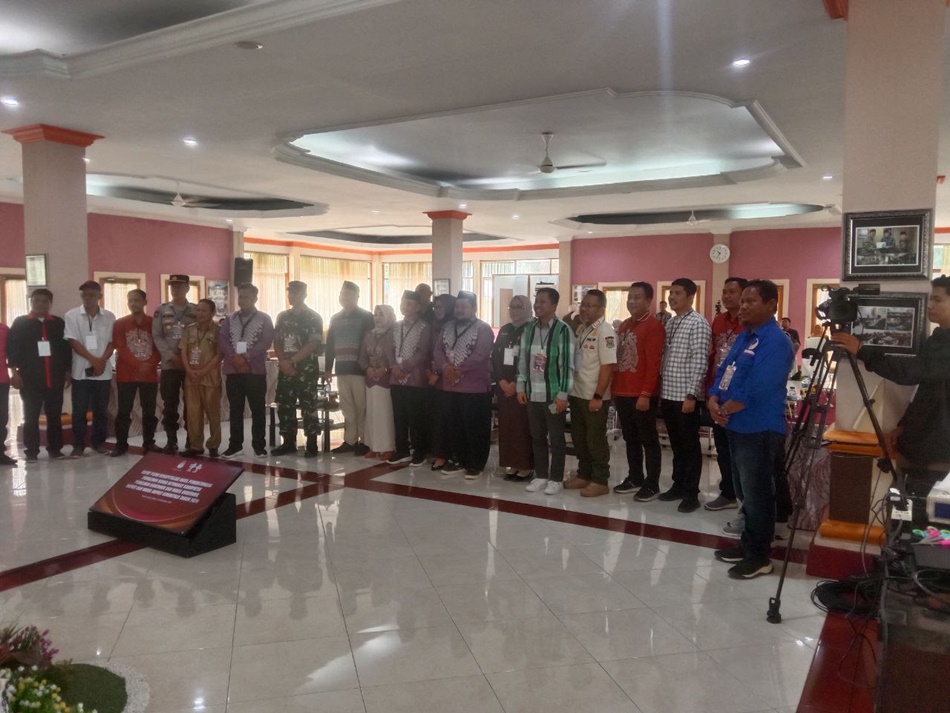 foto bersama usai pembukaan rapat pleno terbuka KPU Kabupaten gorontalo (F:ist)