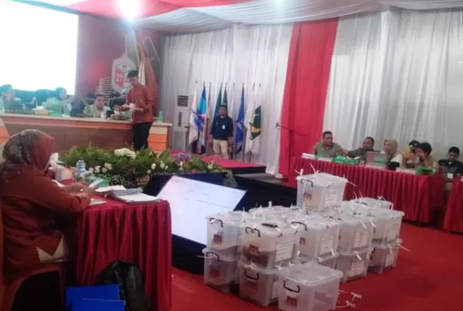 KPU Kabupaten Bone Bolango menggelar rapat pleno rekapitulasi hasil penghitungan suara Pilkada 2024 untuk pemilihan gubernur, wakil gubernur, bupati, dan wakil bupati. (F:humas)