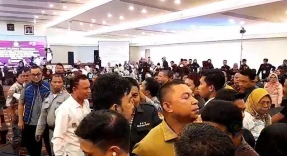 ketegangan dalam rapat pleno  saat terjadinya insiden adu argumen (F:istimewa)