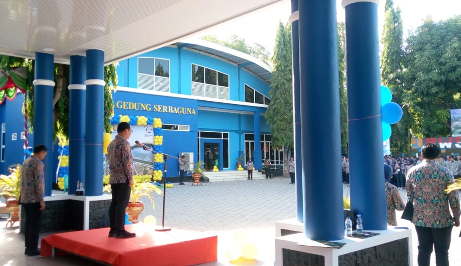 Kepala BWS Sulawesi II Gorontalo, Ir. Ali Rachmat, ST., MT sebagai inspektur upacara (F:hms)