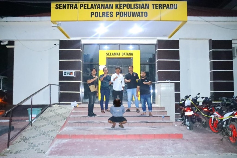 Pelaku saat diamankan Tim Resmob Polda dan Polres Pohuwato. (F:hms-Pol)