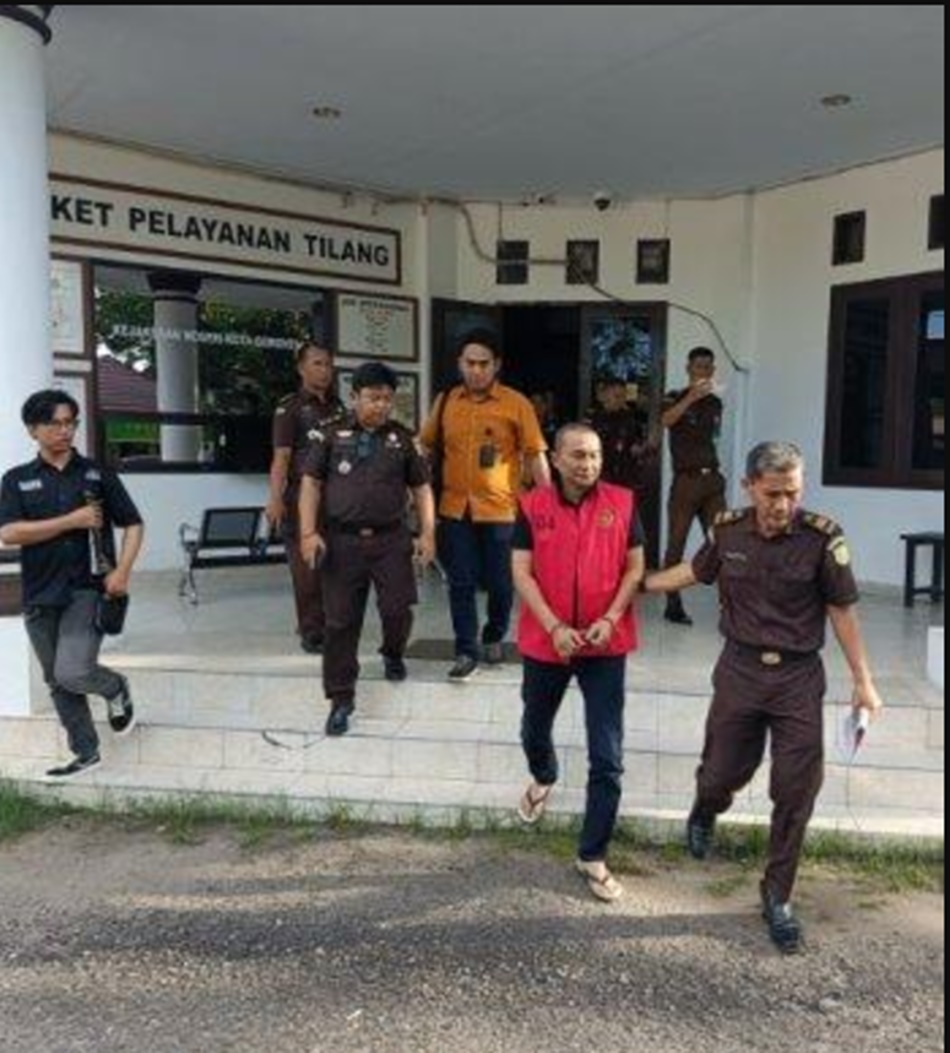 Tersangka RR saat ditahan Kejaksaan Negeri kota Gorontalo (F:Penkum).