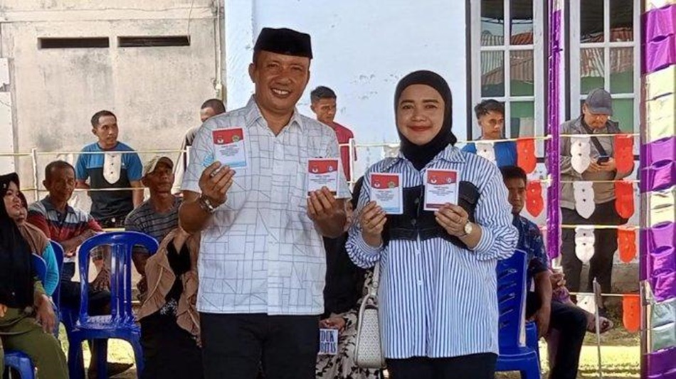 Calon wakil Bupati Lahmudin-Hambali saat Mencoblos-Di-TPS-3-Desa-Mohungo  .(F:dok-Tim)