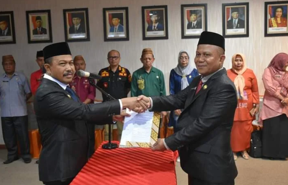 Pj Bupati Boalemo saat menyerahkan SK kepada Pj sekda Safrudin Lamusu. (F:Prokopim)