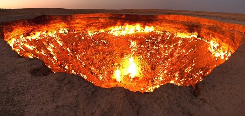 Kawah Gas Darvaza, Turkmenistan: Gerbang Neraka yang Terus Menyala.
