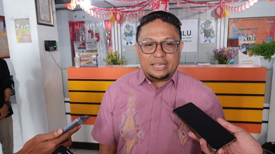 Ketua Bawaslu Provinsi Gorontalo, Idris Usuli saat memberikan keterangan kepada sejumlah media.(F:ist)