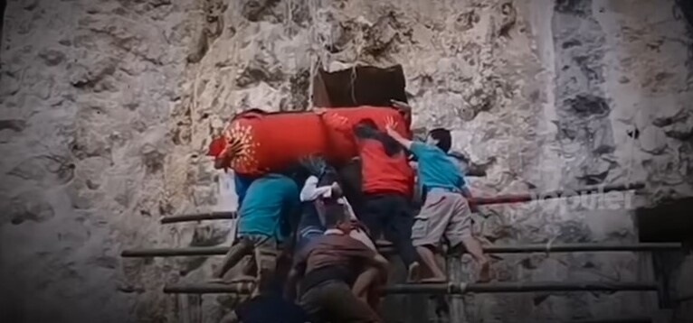 Suku Toraja di Sulawesi Selatan dikenal dengan tradisi pemakamannya yang sangat khas.