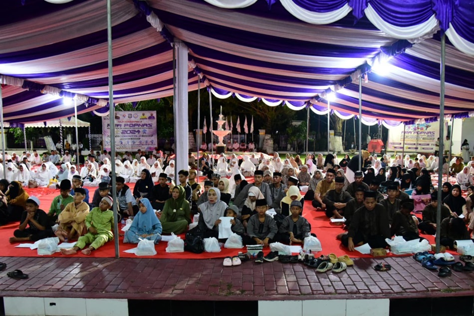 ASN, anak-anak panti asuhan, dan majelis taklim mengikuti zikir dan doa bersama dalam rangka syukuran HUT ke-24 Provinsi Gorontalo, di halaman rumah jabatan gubernur. (Foto: Haris)