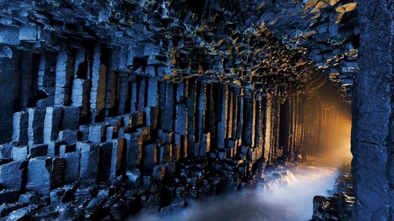 Kolom Basalt Fingal, Skotlandia: Formasi Alam yang Tampak Seperti Piramida