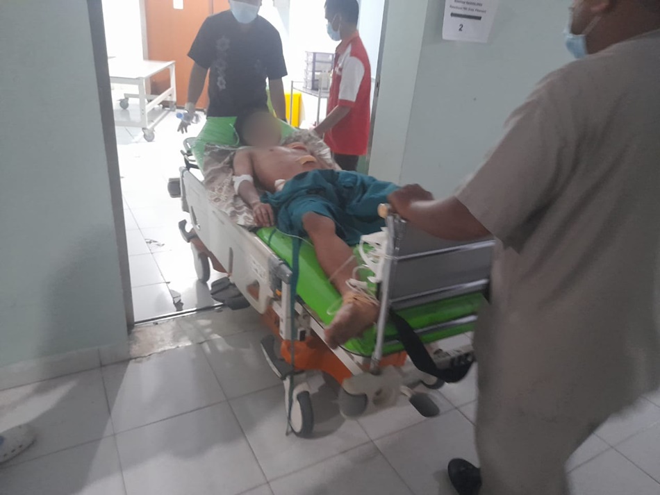 korban penikaman di rumah makan saat dievakuasi ke Rumah sakit (F:istimewa)