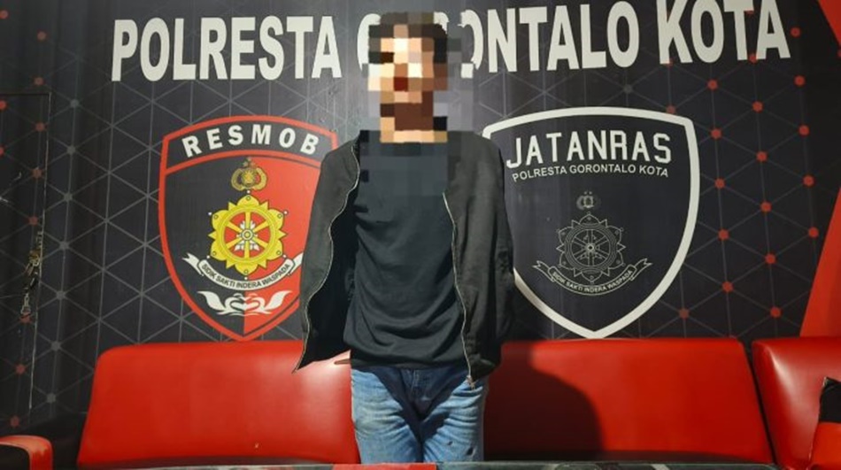 pelaku penikaman di rumah makan saat di amankan Polisi (F;hms-pol)